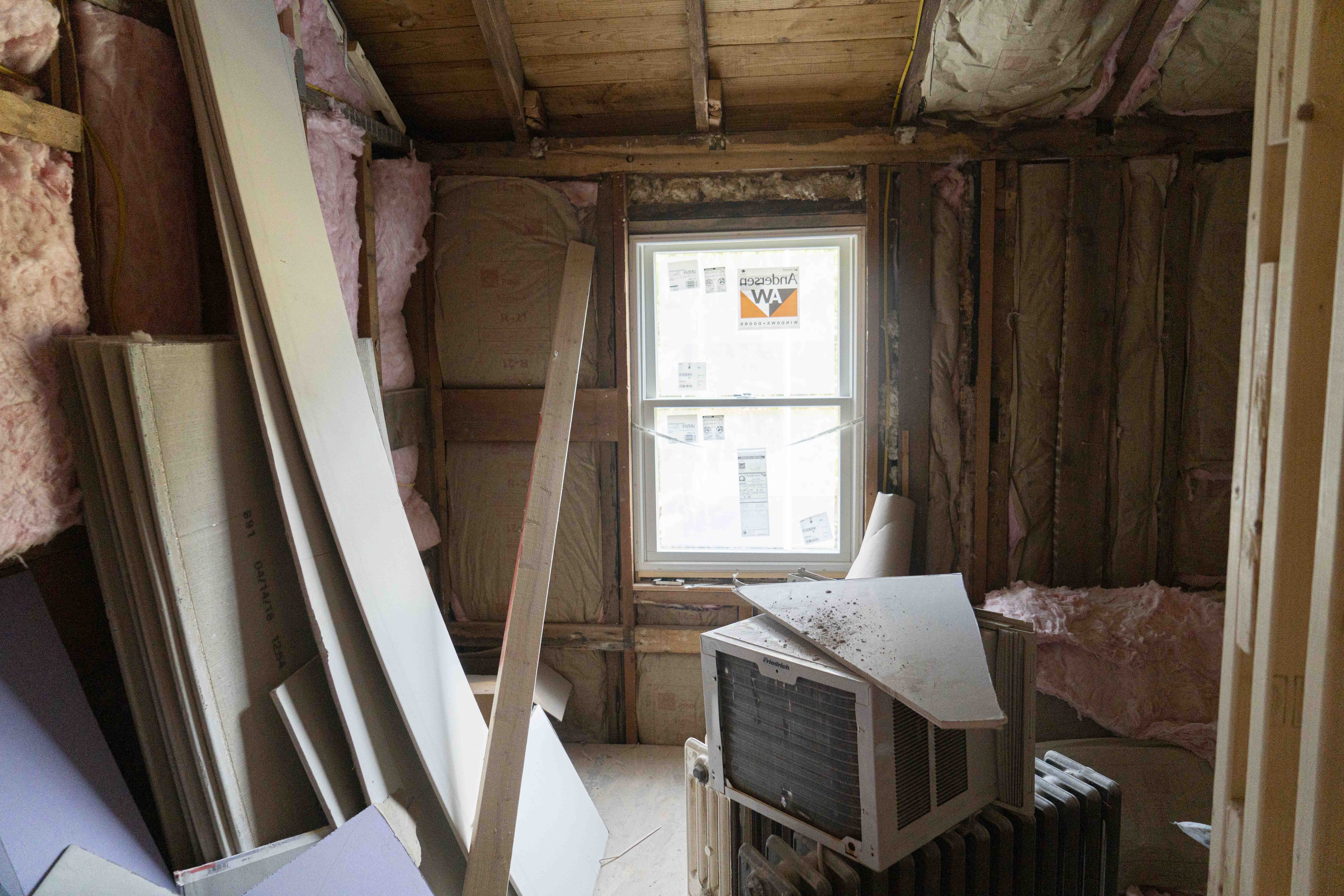Farmhouse bathroom before renovation 