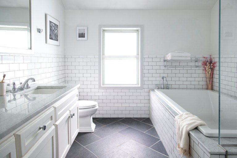 How to Design a Modern Farmhouse Bathroom