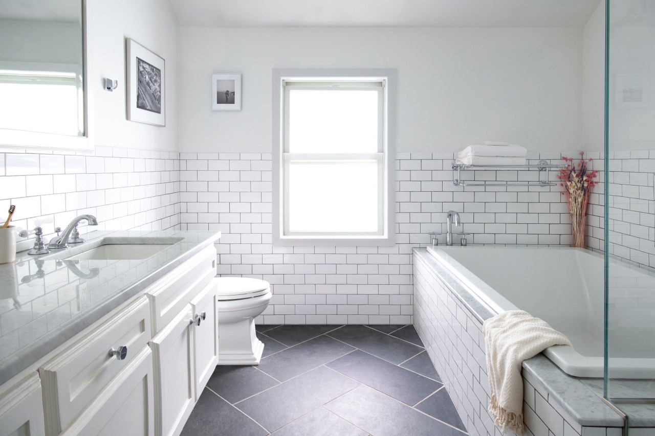 How to Design a Modern Farmhouse Bathroom